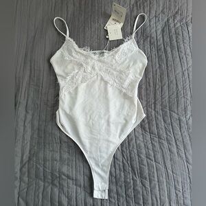 *NEVER WORN WITH TAGS* Zara White Lace Bodysuit Size M